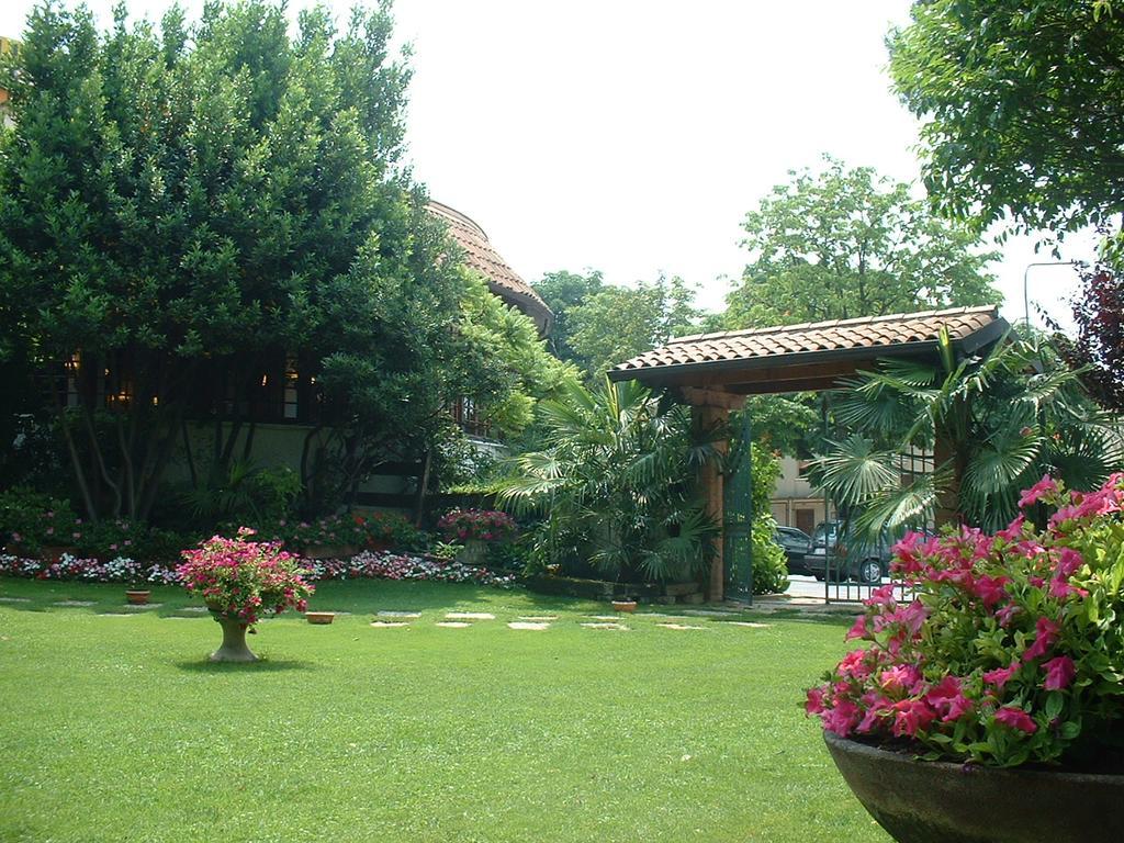 Hotel Il Rustichello Lonato del Garda Exterior foto